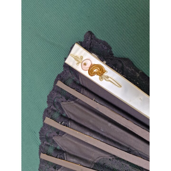 Ventaglio Spagnolo Vintage Dipinto a Mano 27 cm, Abanico con Pizzo Nero e Stecche Madreperlate in Galalite, Artigianato della Sp