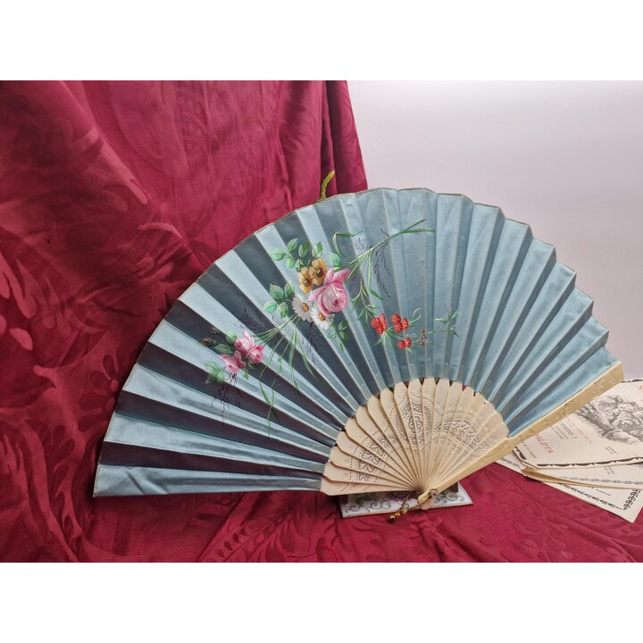 Abanico de Mano Antiguo del Siglo XIX, Seda Pintada a Mano con Motivos Florales, Varillas Talladas, Pieza de Coleccion Calidad d