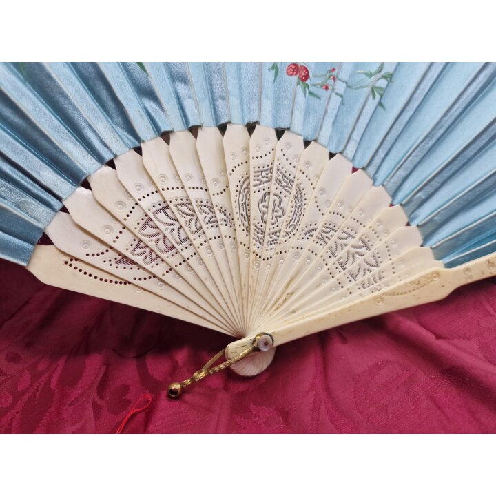 Leque Antigo Dobravel do Seculo XIX, Seda Pintada a Mao com Motivo Floral, Hastes Entalhadas, Peca de Colecao de Qualidade de Mu