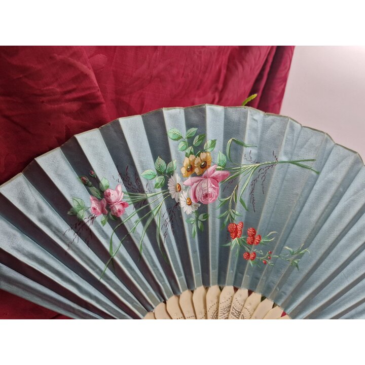 Eventail Pliant Ancien du XIXe Siecle, Feuille en Soie Peinte a la Main Motif Floral, Monture Sculptee, Piece de Collection de Q