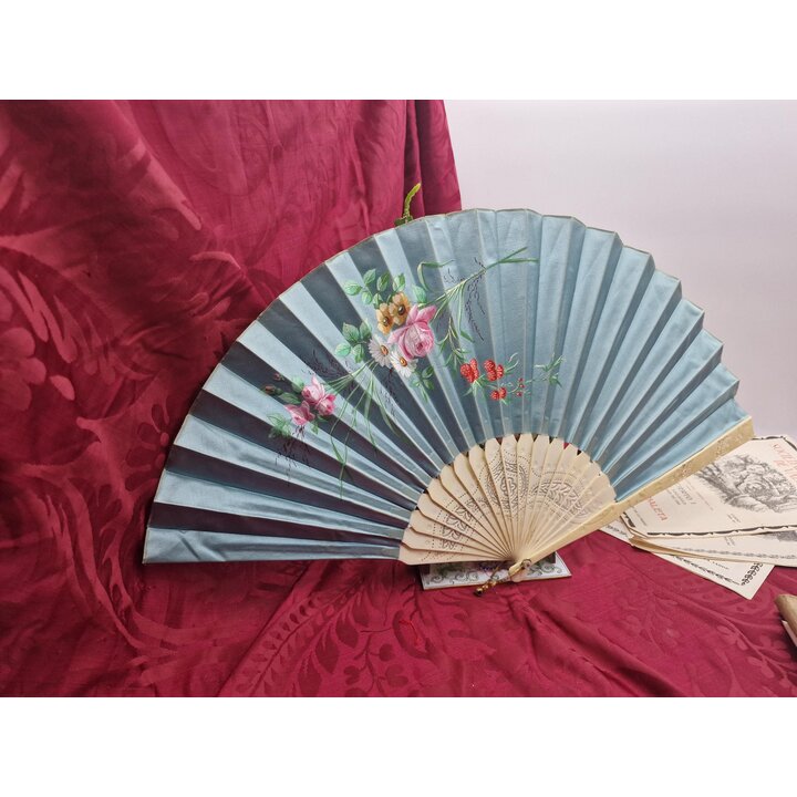 Abanico de Mano Antiguo del Siglo XIX, Seda Pintada a Mano con Motivos Florales, Varillas Talladas, Pieza de Coleccion Calidad d