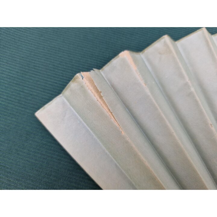 Eventail Pliant Ancien du XIXe Siecle, Feuille en Soie Peinte a la Main Motif Floral, Monture Sculptee, Piece de Collection de Q