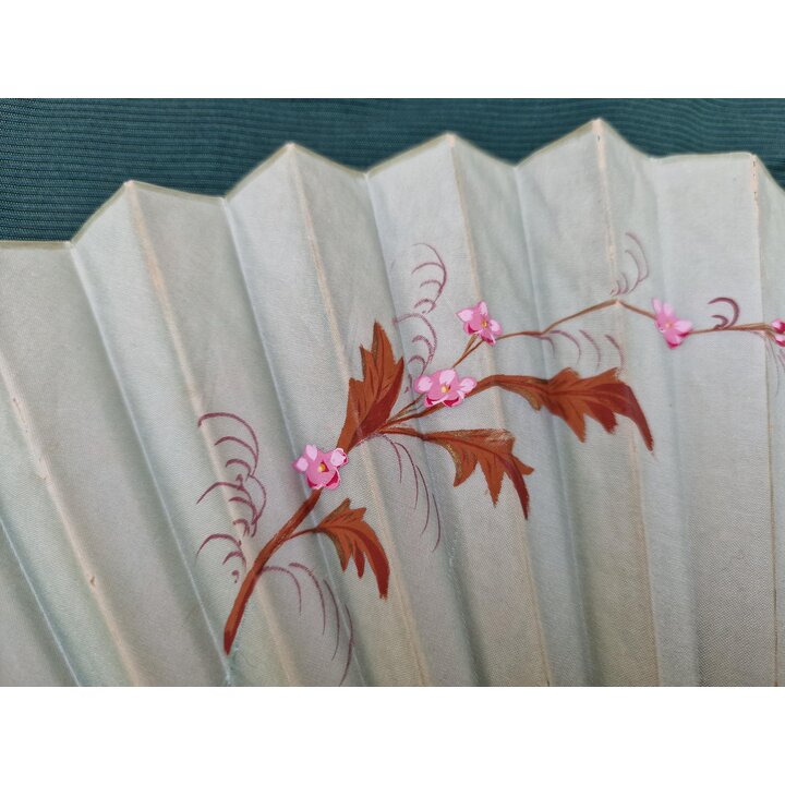 Zabytkowy Wachlarz Skladany z XIX Wieku, Jedwab Recznie Malowany w Motywy Kwiatowe, Rzezbiony Stelasz, Obiekt Kolekcjonerski Kla