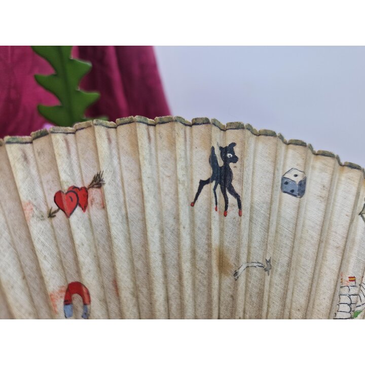 Leque Infantil Vintage Anos 1960 Madeira e Tecido Ilustrações de Bambi e Brinquedos Pequeno Leque de Mão Dobrável 19 cm