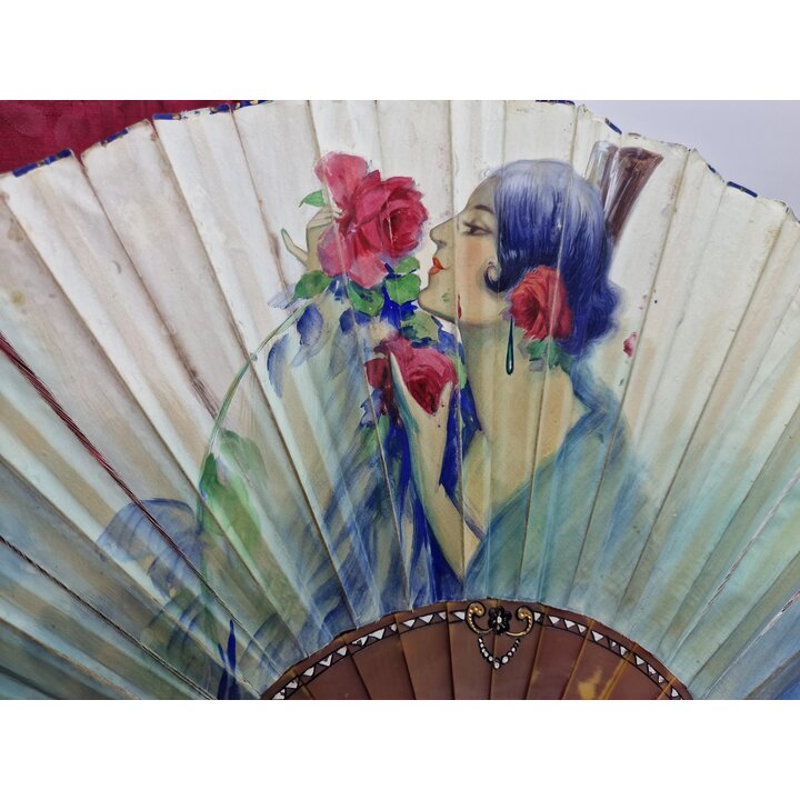 Abanico Art Deco Pintado a Mano de Seda Anos 1920, Retrato de Mujer Flapper con Rosas, Varillas de Celuloide, Pieza de Coleccion