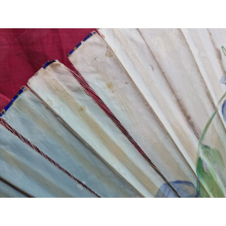 Ventaglio Art Deco in Seta Dipinta a Mano Anni 1920, Ritratto Flapper con Rose, Stecche in Celluloide, Pezzo da Collezione per C
