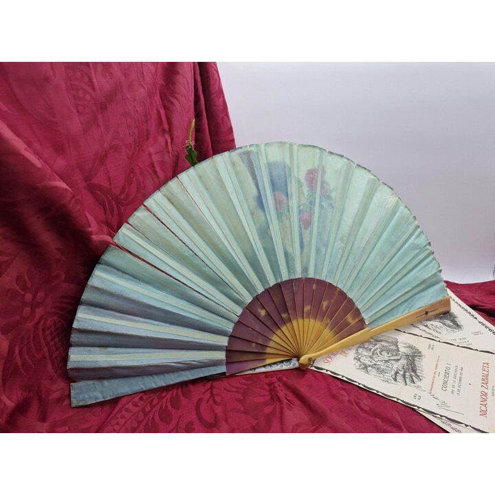 Ventaglio Art Deco in Seta Dipinta a Mano Anni 1920, Ritratto Flapper con Rose, Stecche in Celluloide, Pezzo da Collezione per C