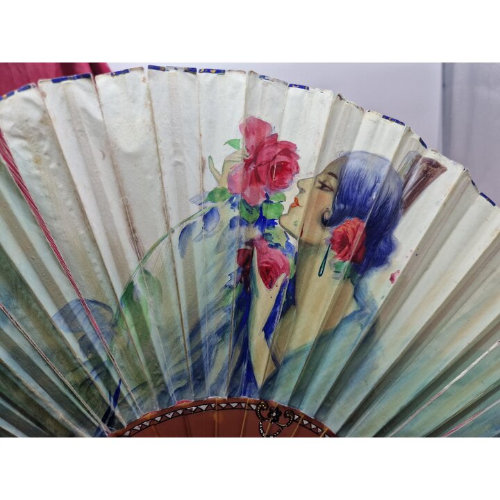 Leque Art Deco em Seda Pintada a Mao Anos 1920, Retrato de Mulher Flapper com Rosas, Hastes de Celuloide, Peca de Colecao para M