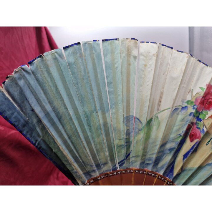 Antiker Art Deco Faecher handbemalte Seide um 1920, Portraet Flapper Frau mit Rosen, Celluloid Staebe, Sammlerstueck fuer Bilder