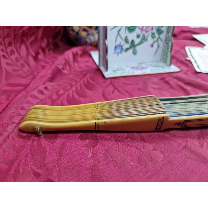Abanico Art Deco Pintado a Mano de Seda Anos 1920, Retrato de Mujer Flapper con Rosas, Varillas de Celuloide, Pieza de Coleccion