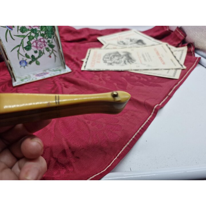 Abanico Art Deco Pintado a Mano de Seda Anos 1920, Retrato de Mujer Flapper con Rosas, Varillas de Celuloide, Pieza de Coleccion