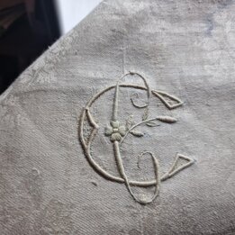Lniany Bieżnik Żakardowy Vintage z Monogramem i Frędzlami Makramy