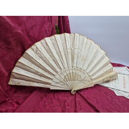 Leque de Noiva Antigo Leque Dobrável de Casamento Seda Bordada Flores Varas Trabalhadas Incrustadas Época Vitoriana Século XIX