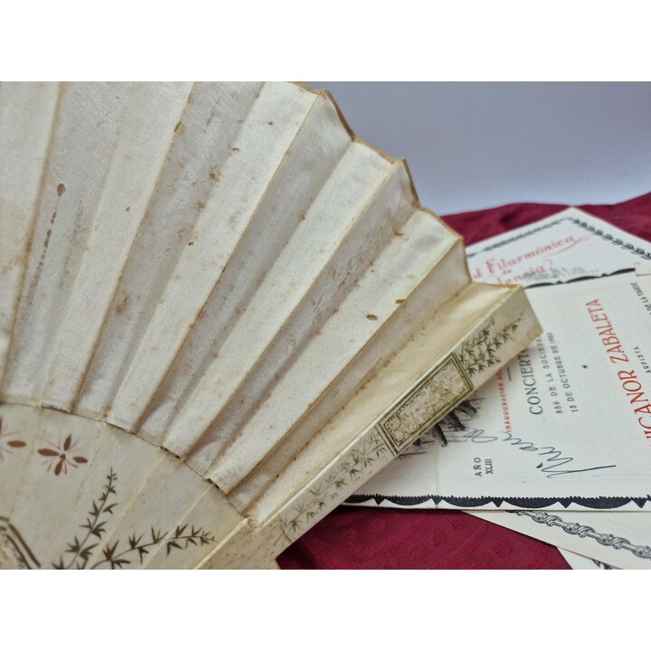 Abanico de Novia Antiguo Abanico Plegable de Boda Seda Bordada Flores Varillaje Labrado Incrustado Época Victoriana Siglo XIX