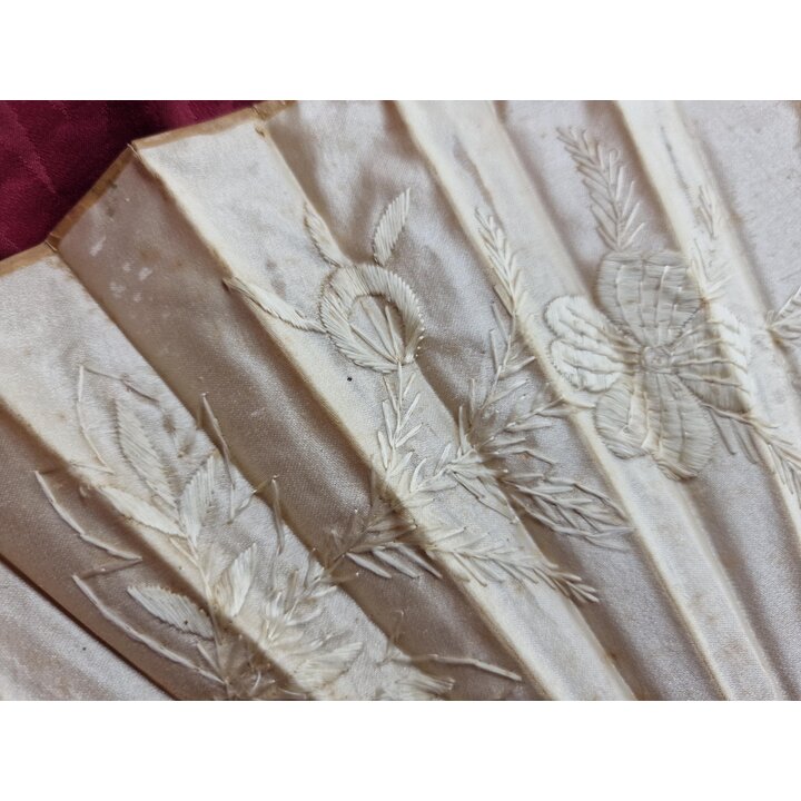 Leque de Noiva Antigo Leque Dobrável de Casamento Seda Bordada Flores Varas Trabalhadas Incrustadas Época Vitoriana Século XIX