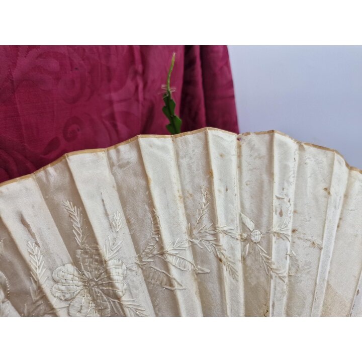 Leque de Noiva Antigo Leque Dobrável de Casamento Seda Bordada Flores Varas Trabalhadas Incrustadas Época Vitoriana Século XIX