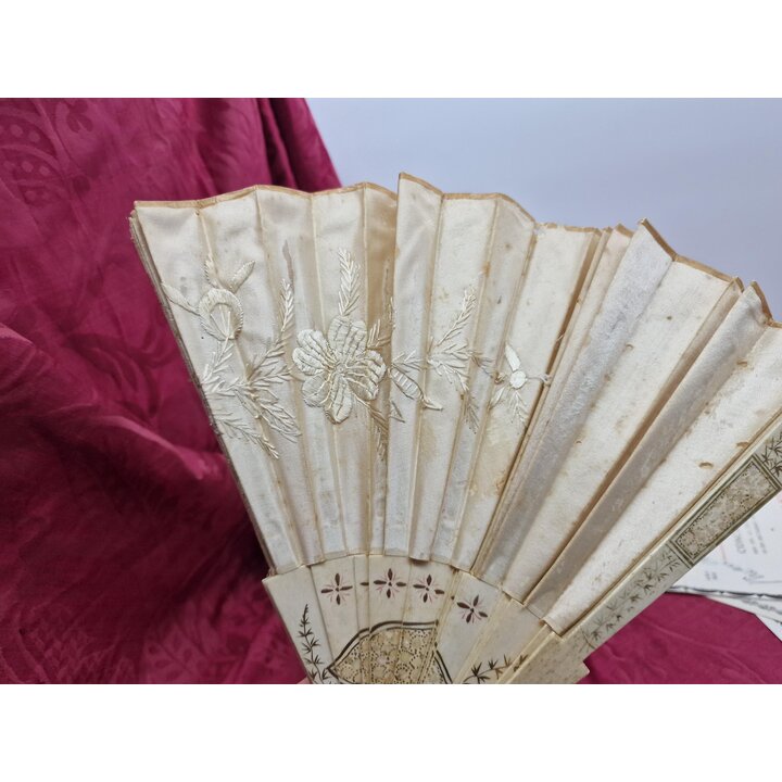 Ventaglio da Sposa Antico Ventaglio Pieghevole Matrimonio Seta Ricamata Fiori Montatura Intarsiata Epoca Vittoriana XIX Secolo
