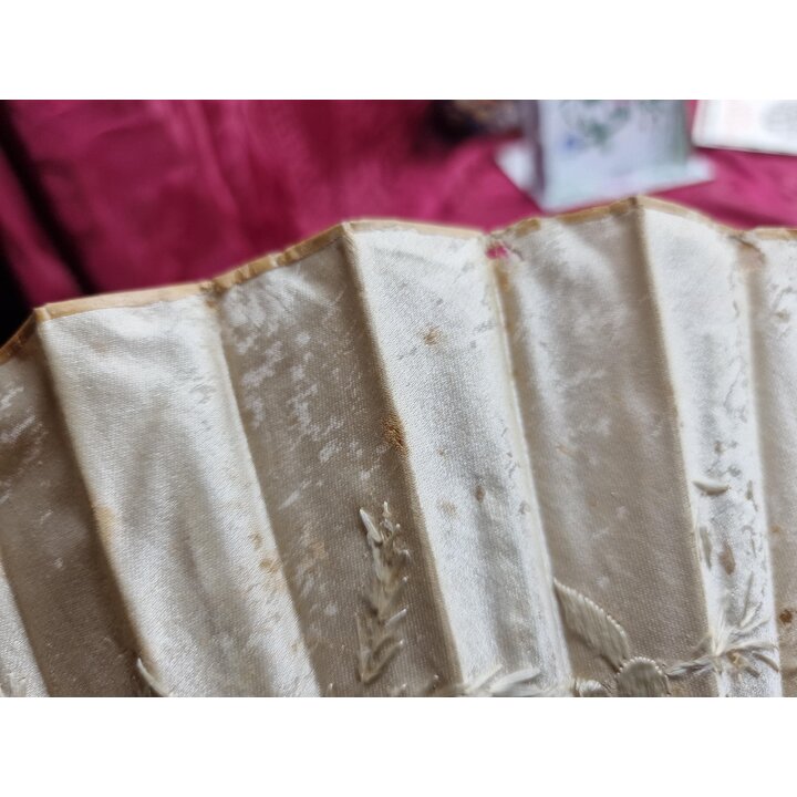 Ventaglio da Sposa Antico Ventaglio Pieghevole Matrimonio Seta Ricamata Fiori Montatura Intarsiata Epoca Vittoriana XIX Secolo