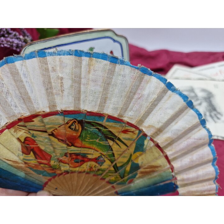 Leque de Brinquedo Miniatura Vintage, Acessorio Espanhol para Boneca em Madeira e Papel, Motivo de Peixes, Leque Colecionavel 14