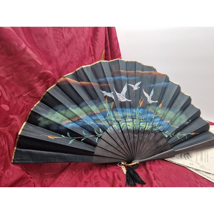 Ventaglio Spagnolo Vintage V Marti Dipinto a Mano, Ebano e Chiodo in Oro 18K S Yague, Scena di Aironi Anni 70, Nuovo