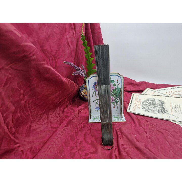 Leque antigo espanhol dobravel, Hastes de madeira e tecido castanho escuro, Acessorio tradicional de flamenco, Item de colecao d