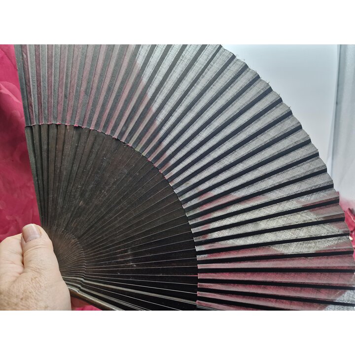 Leque antigo espanhol dobravel, Hastes de madeira e tecido castanho escuro, Acessorio tradicional de flamenco, Item de colecao d