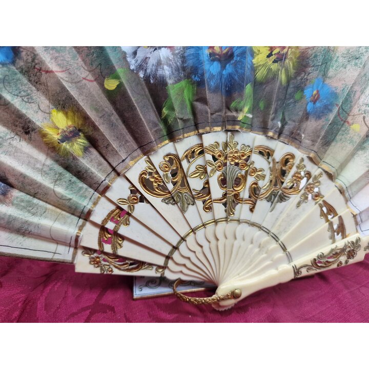 Ventaglio Vintage Dipinto a Mano Fiori Stecche Traforate Dettagli Dorati Stile Spagnolo Accessorio Teatro 22 cm
