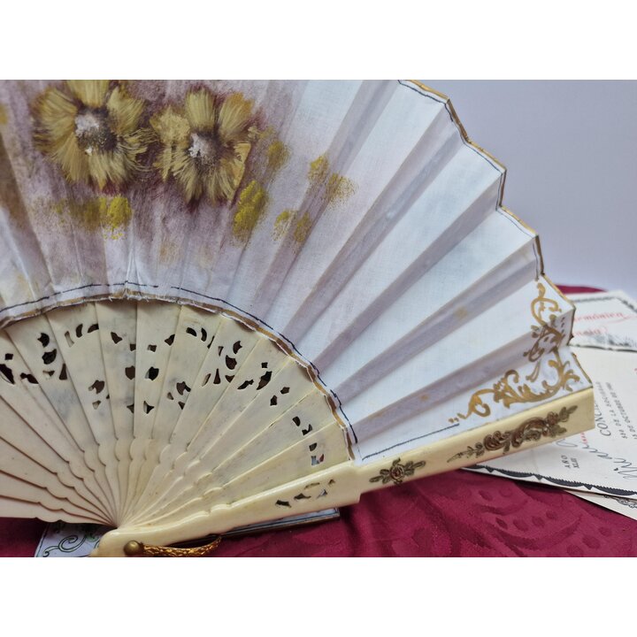 Abanico Vintage Pintado a Mano Flores Varillas Caladas Detalle Dorado Estilo Espanol Accesorio de Coleccion 22 cm