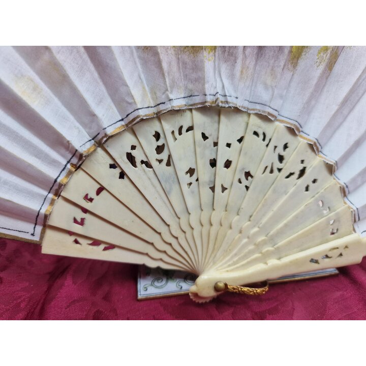 Ventaglio Vintage Dipinto a Mano Fiori Stecche Traforate Dettagli Dorati Stile Spagnolo Accessorio Teatro 22 cm