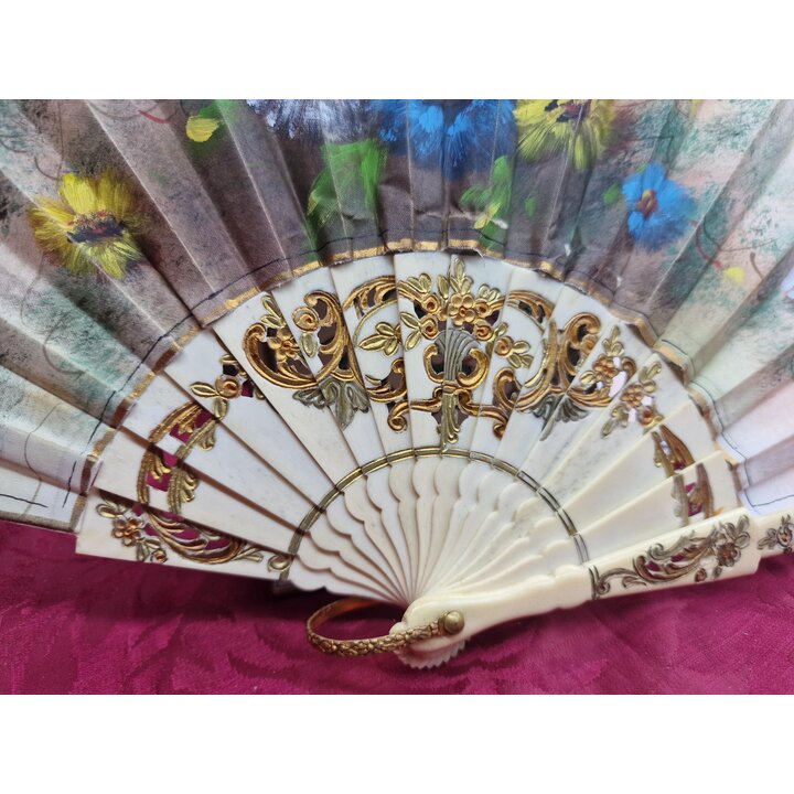 Abanico Vintage Pintado a Mano Flores Varillas Caladas Detalle Dorado Estilo Espanol Accesorio de Coleccion 22 cm