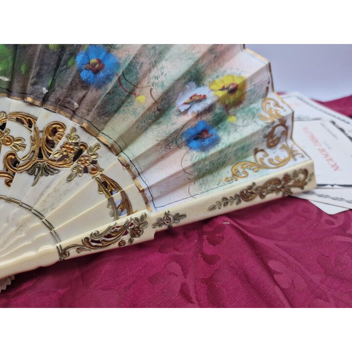 Abanico Vintage Pintado a Mano Flores Varillas Caladas Detalle Dorado Estilo Espanol Accesorio de Coleccion 22 cm
