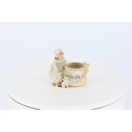 Support allumettes antique en bisque allemand, vase spill holder fille avec chatons sur baril, porcelaine de Thuringe fin du XIX