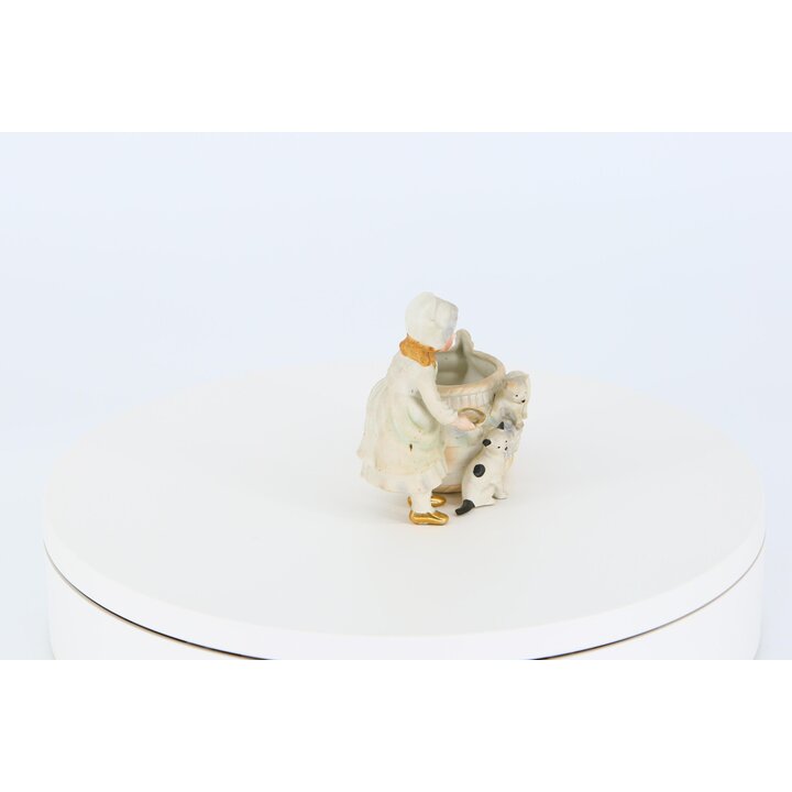 Support allumettes antique en bisque allemand, vase spill holder fille avec chatons sur baril, porcelaine de Thuringe fin du XIX
