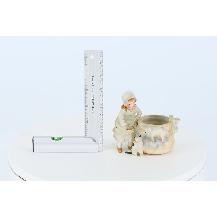 Support allumettes antique en bisque allemand, vase spill holder fille avec chatons sur baril, porcelaine de Thuringe fin du XIX