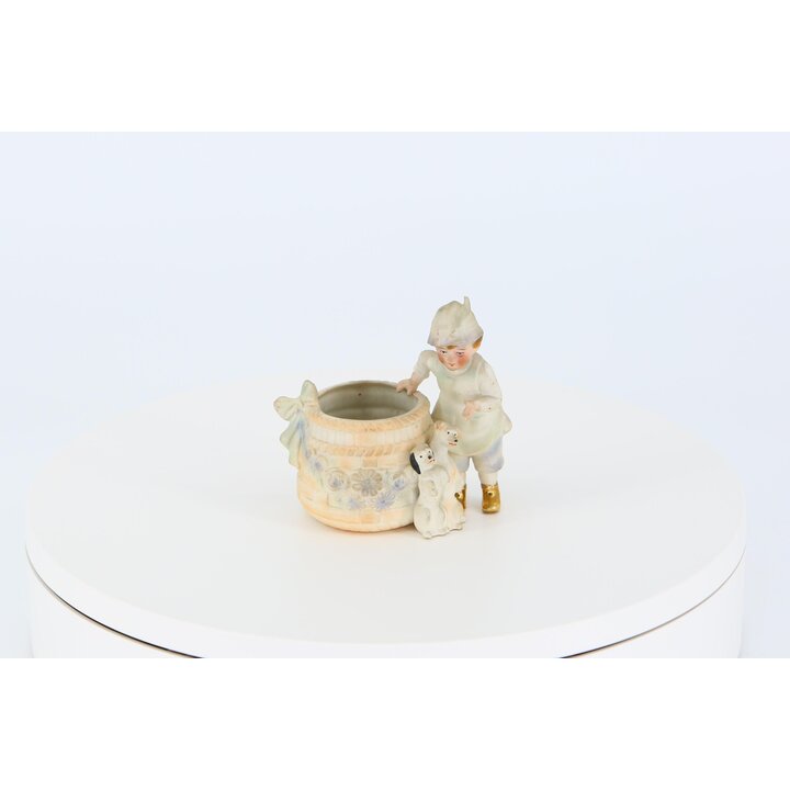 Figurita de Porcelana Biscuit Alemana, Niño con Cachorros y Cesta, Palillero Cerillero de Bisque, Época Victoriana, Decoración V