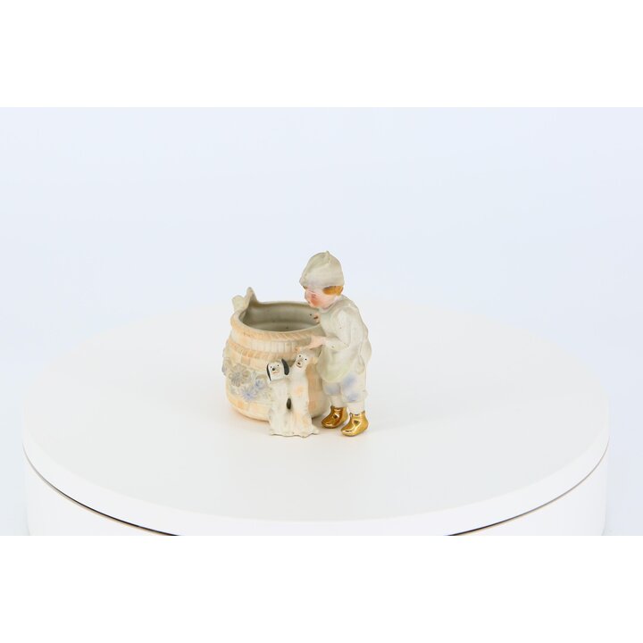 Figurita de Porcelana Biscuit Alemana, Niño con Cachorros y Cesta, Palillero Cerillero de Bisque, Época Victoriana, Decoración V