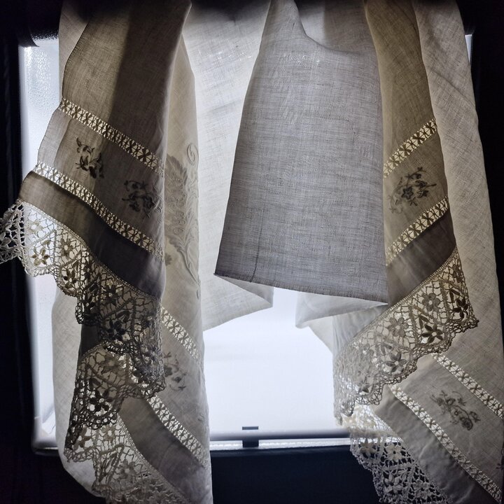 Serviette Ancienne en Lin Jacquard avec Broderie Amparo et Dentelle