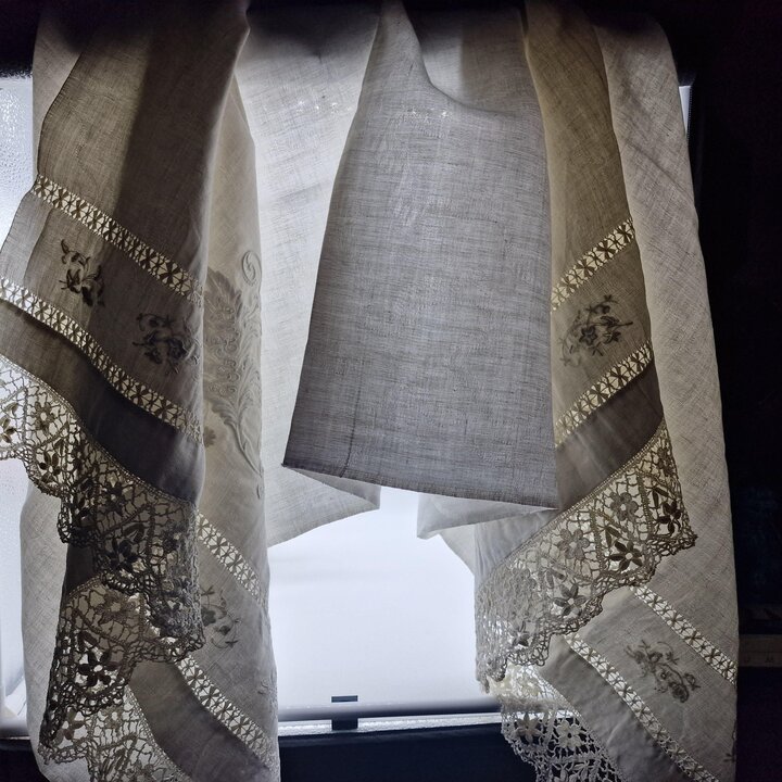 Serviette Ancienne en Lin Jacquard avec Broderie Amparo et Dentelle