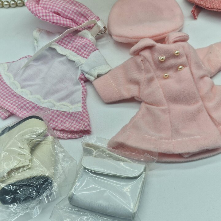 Bambola da Collezione Mariquita Perez Altaya, Lotto Bambola 20cm con 13 Vestiti, Mobili e Accessori Vintage, Giocattolo Retro Sp