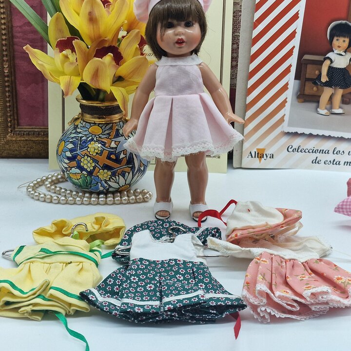 Bambola da Collezione Mariquita Perez Altaya, Lotto Bambola 20cm con 13 Vestiti, Mobili e Accessori Vintage, Giocattolo Retro Sp