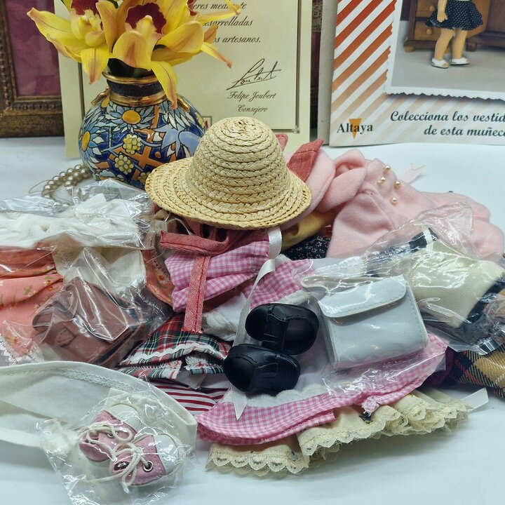 Bambola da Collezione Mariquita Perez Altaya, Lotto Bambola 20cm con 13 Vestiti, Mobili e Accessori Vintage, Giocattolo Retro Sp