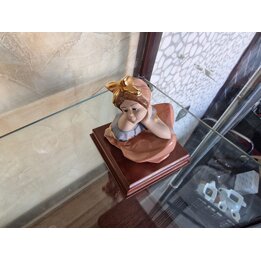 Estatueta de porcelana vintage de menina com arco dourado, escultura pintada à mão em base de madeira, decoração retro dos anos 