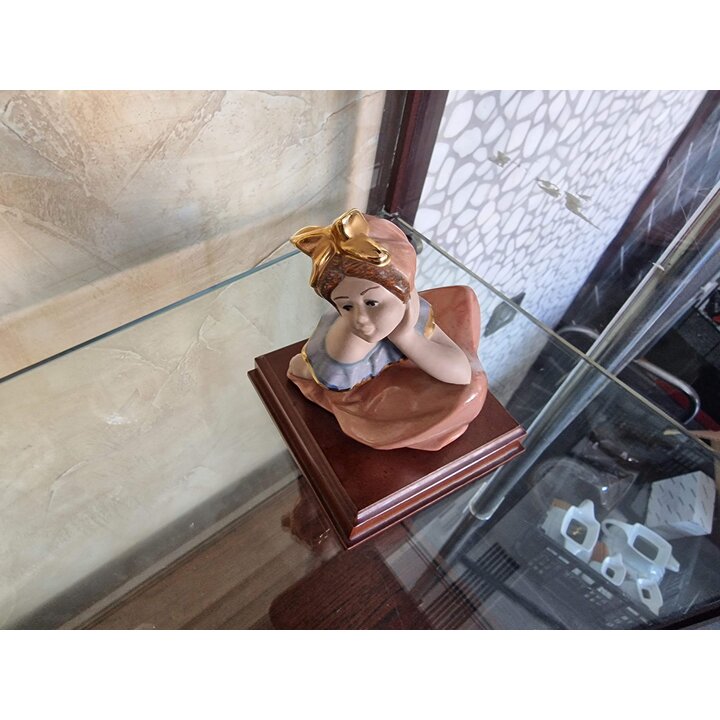 ヴィンテージ磁器の少女フィギュア 金のアーチと木製台座 手描きのスペイン風彫刻 レトロな置物 1990年代 書斎デコレーション