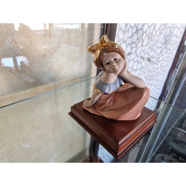 ヴィンテージ磁器の少女フィギュア 金のアーチと木製台座 手描きのスペイン風彫刻 レトロな置物 1990年代 書斎デコレーション
