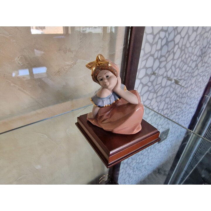 ヴィンテージ磁器の少女フィギュア 金のアーチと木製台座 手描きのスペイン風彫刻 レトロな置物 1990年代 書斎デコレーション