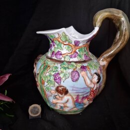 Dzbanek Capodimonte, Włoski Dzban Ceramiczny, Ręcznie Malowany Waza Putta Winobranie, Majolika Bassano, Retro Dekoracja z Lat 50