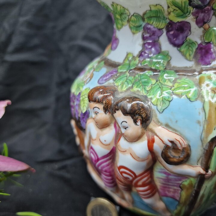 カポディモンテ 陶器製ピッチャー, イタリア製水差し, 手描きプッティと葡萄収穫の花瓶, バッサーノ マヨリカ焼, ヴィンテージ 1950年代 インテリア, 20cm