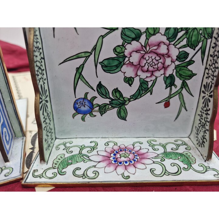 Serre Livres Vintage en Émail de Canton, Paire de Supports de Livres Chinois en Laiton, Motifs de Pivoines et Papillon, Décor de