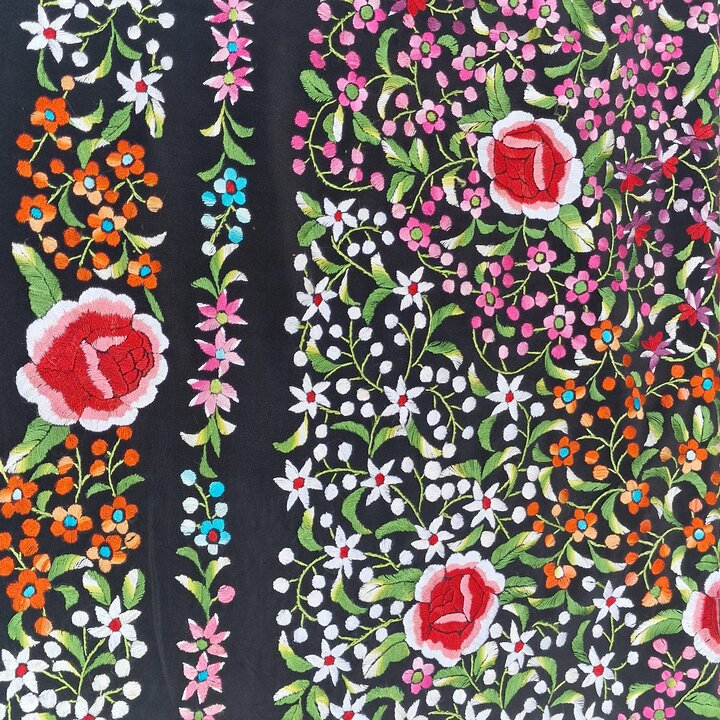 Jedwabny Szal Manila Haft Ręczny 135x130 cm Frędzle 55 cm Flamenco