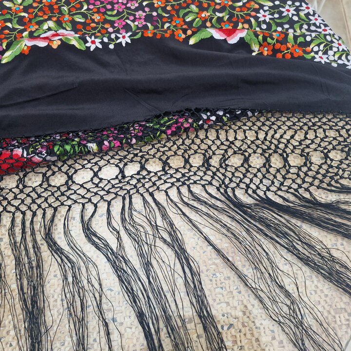 Xale de Manila de Seda Bordado à Mão 135x130 cm Franjas 55 cm